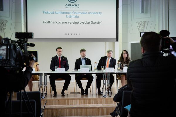 Petr Kopecký na tiskové konferenci k podfinancování veřejných vysokých škol.